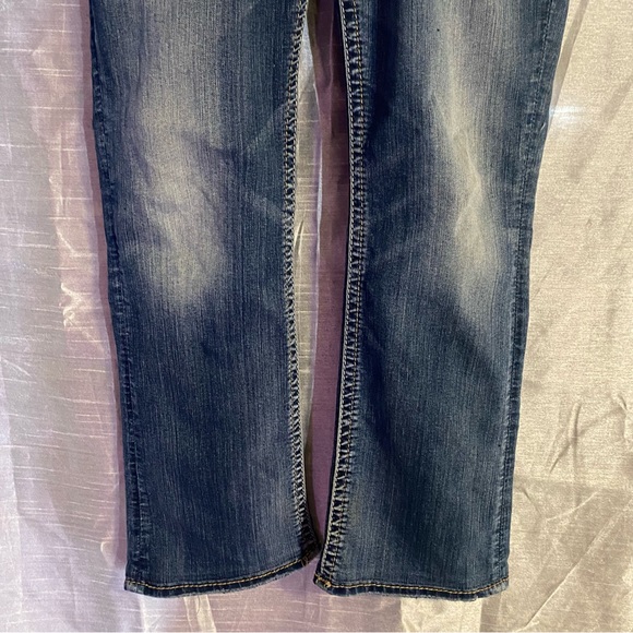 Silver Jeans Suki, boot cut,midrise, distressed 31” waist 27” inseam  8 1/2”rise - Picture 7 of 13